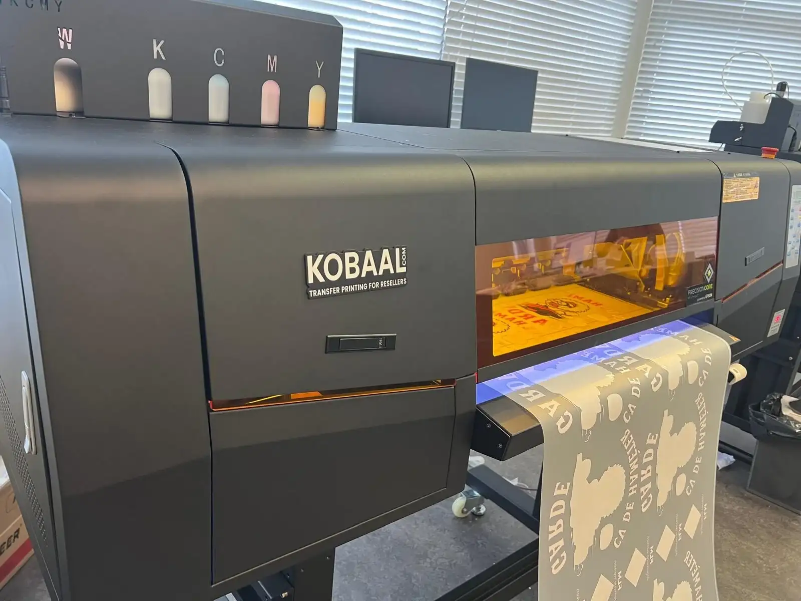 Kobaal DTF-transferprinter in de productieruimte
